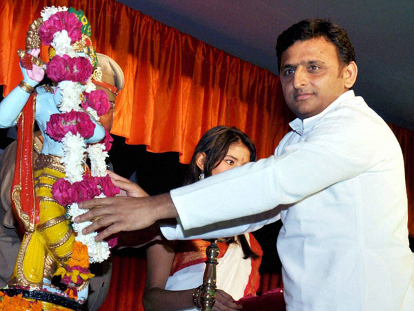 Akhilesh Yadav offering flowers on statue of Lord Krishna Akhilesh Yadav offering flowers on statue of Lord Krishna