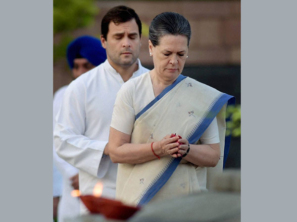 Sonia & Rahul Gandhi pay tribute