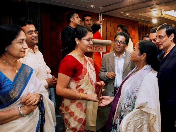 Mamata meets members of Bengali Assn in Singapore 