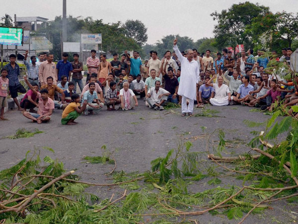 Members of various organizations protesting at the National Highway