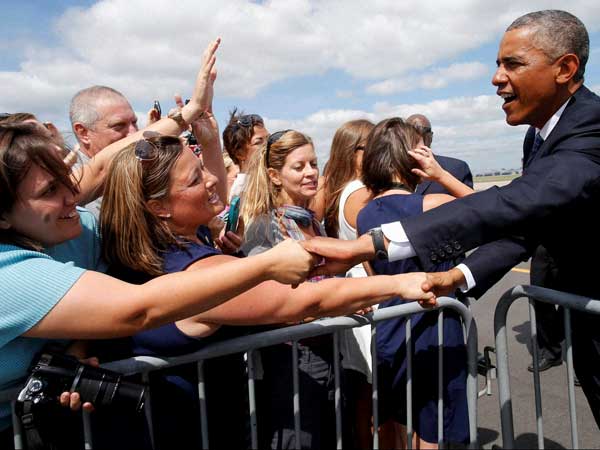 Obama greets his fans 