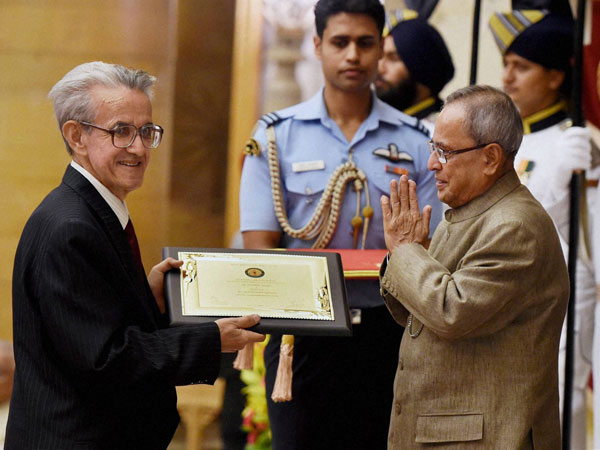 President presents the awards