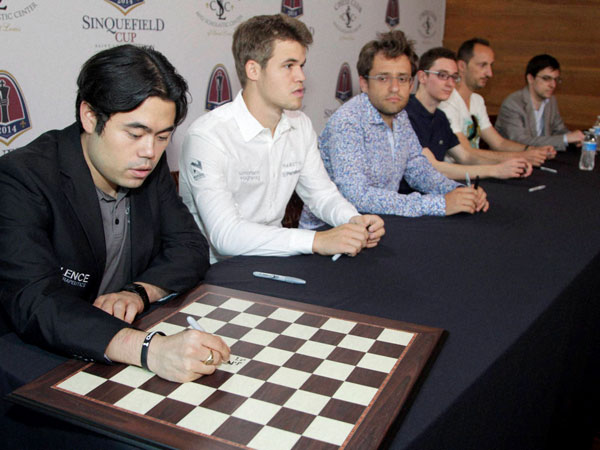 Chess grandmasters oblige fans 