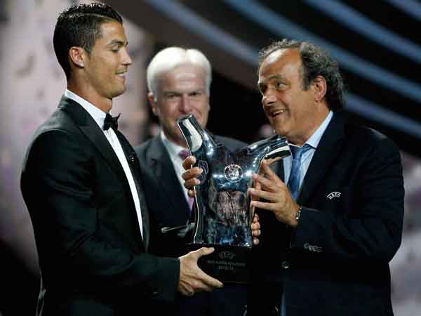 Ronaldo receives player of the year award Ronaldo receives player of the year award