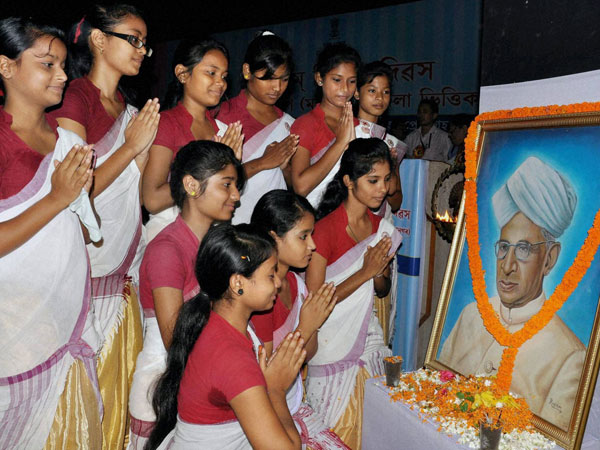Students pay tributes to a portrait of former President Dr Sarvepalli Radhakrishnan