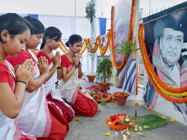 Girls paying floral tribute to legendary musician Bhupen Hazarika