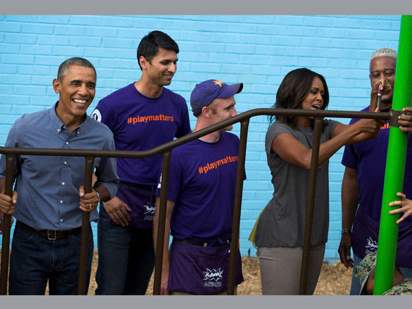 Barack Obama, Michelle lend a hand 