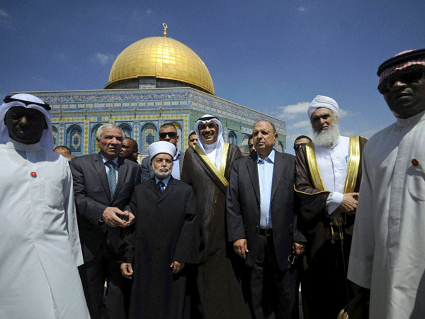Photo op in front of Dome of the Rock mosque
