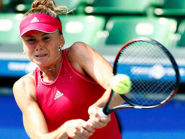 Daniela returns a shot 