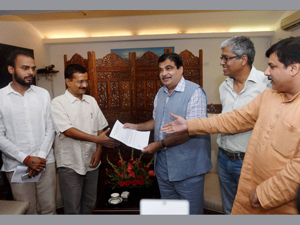 Nitin Gadkari with AAP convener Arvind Kejriwal 