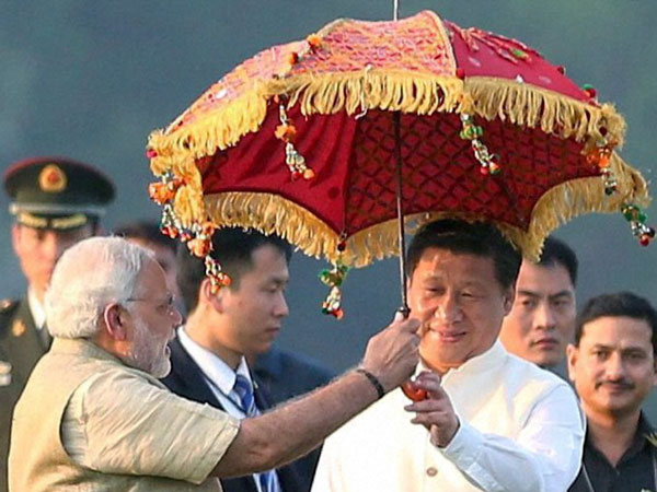 Prime Minister Narendra Modi and Chinese President Xi Jinping holding an umbrella