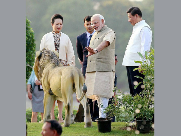 Chinese President Xi Jinping and his wife Peng Liyuan admiring a lion statue
