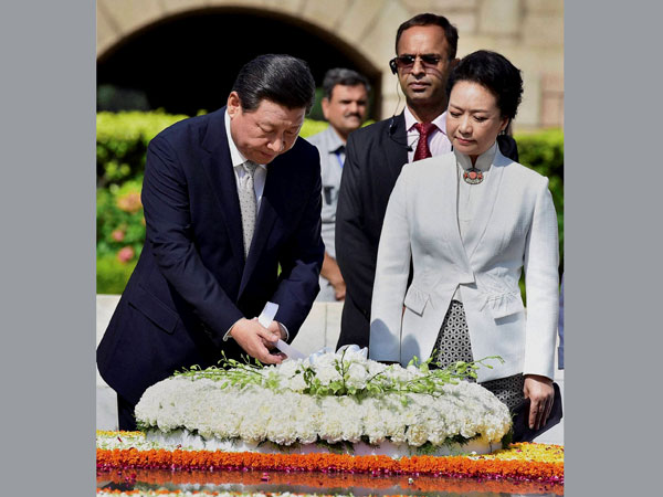 Chinese President Xi Jinping and his wife Peng Liyuan offers floral tributes