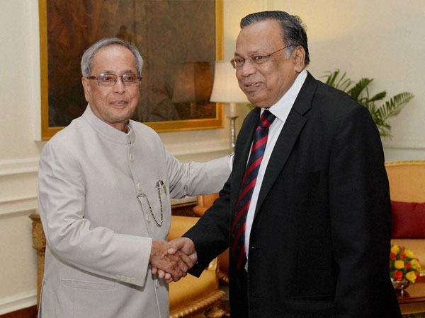 President Pranab Mukherjee greets Bangladesh Foreign Minister
