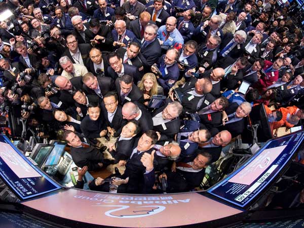 Jack Ma surrounded by his executives 