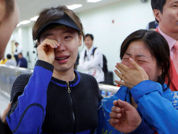 South Korea's Na Yoonkyung, center, cries after winning the gold medal