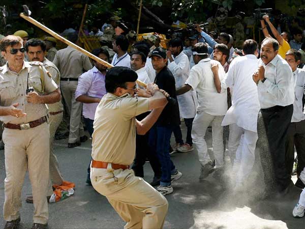 Police lathicharge Youth Congress activists