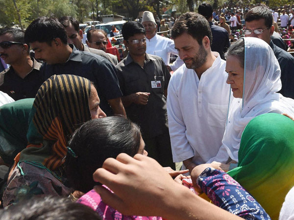 Sonia Gandhi, Rahul Gandhi interact with Kashmir flood victims