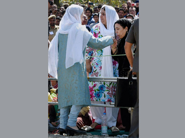 Sonia Gandhi, Rahul Gandhi interact with Kashmir flood victims