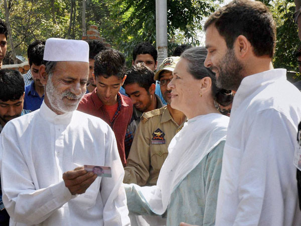  Sonia Gandhi, Rahul Gandhi interact with Kashmir flood victims