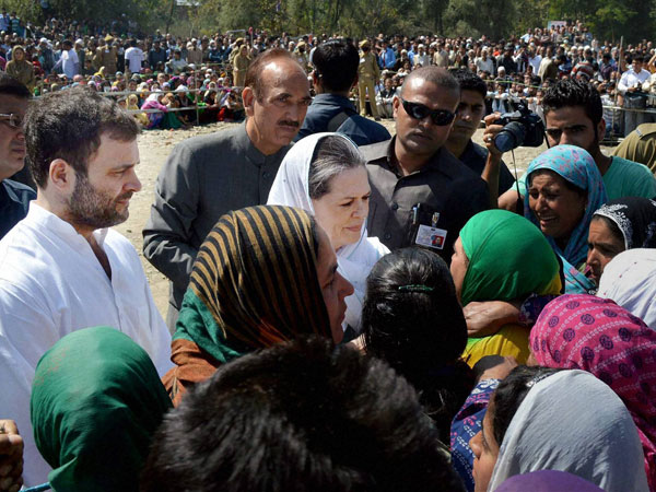 Sonia Gandhi, Rahul Gandhi interact with Kashmir flood victims