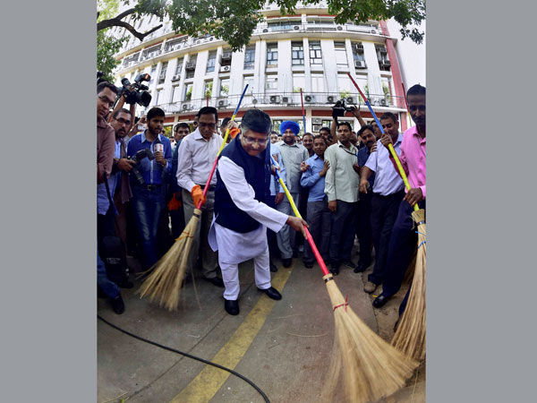 Ravi Shankar Prasad participates in 'Swachh Bharat Abhiyan'
