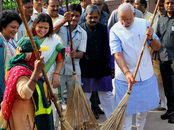Modi wields a broom with NDMC workers