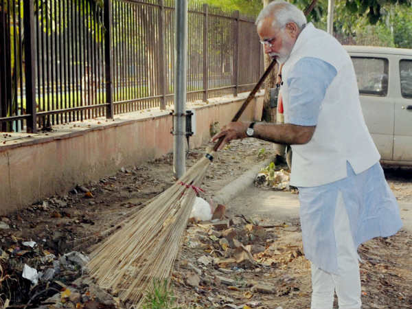 Modi wields the broom during surprise visit to the Mandir Marg Police Station