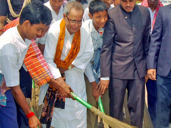 Pranab Mukherjee sweeping with the students at Birbhum