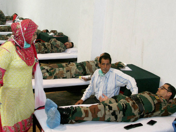 Army officers and jawans donate blood for the flood victims