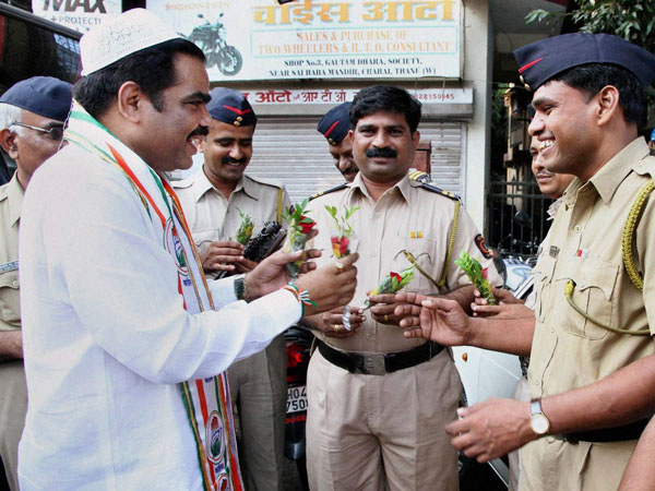 Congress candidate presents rose to police men