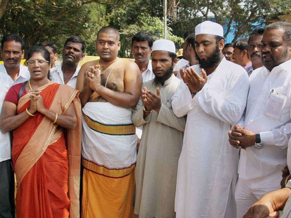 Supporter of AIADMK leader J Jayalalithaa offer prayers