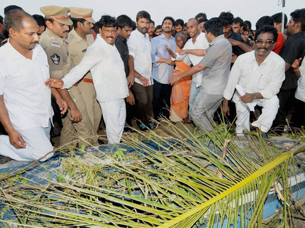 YSR Congress chief YS Jaganmohan Reddy meeting cyclone-hit people