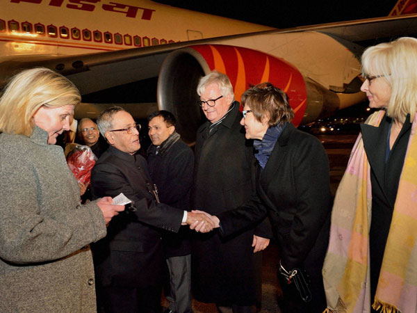 Pranab Mukherjee being received by the officials of Finland