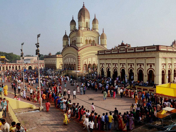 Hindu devotees wait in long queques to offer puja