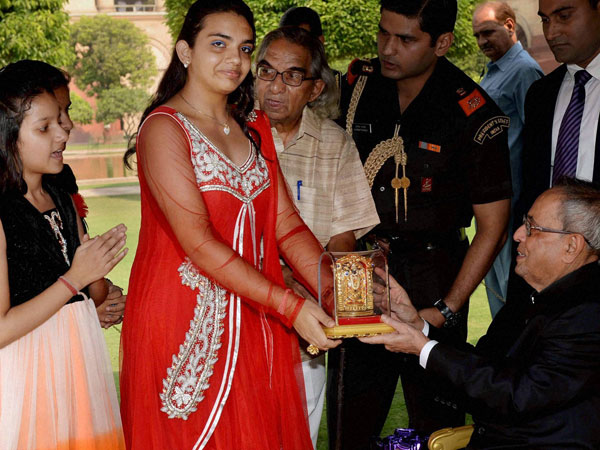 President Pranab Mukherjee being greeted by children