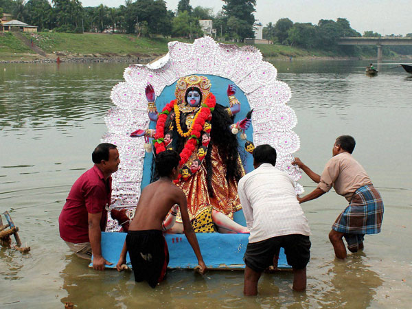 Devotees immerse idols of Goddess Kali 