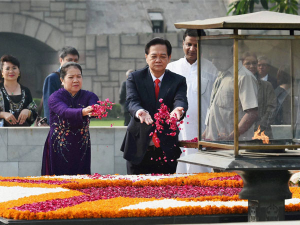 Vietnam Prime Minister Nguyen Tan Dung with his wife Vietnam Prime Minister Nguyen Tan Dung with his wife