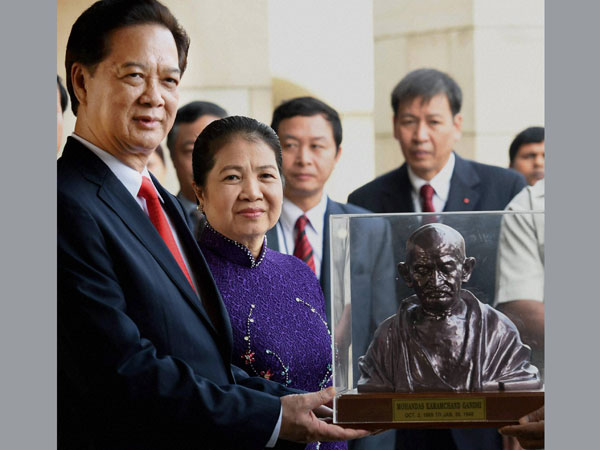 Vietnam Prime Minister Nguyen Tan Dung with his wife Vietnam Prime Minister Nguyen Tan Dung with his wife
