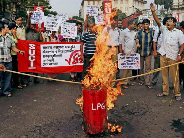 SUCI activists burn an effigy of LPG cylinder 