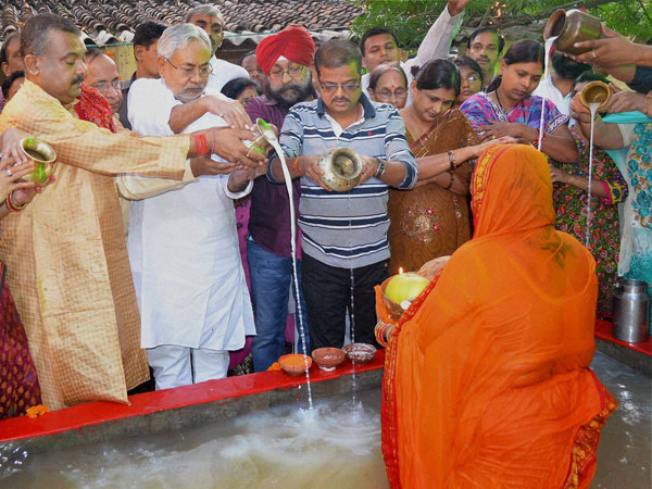 JD(U) senior leader Nitish Kumar offers prayers