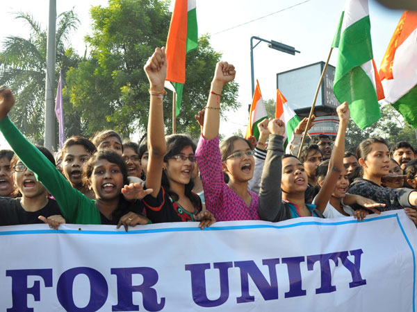 Hundreds of people swarmed on the road 