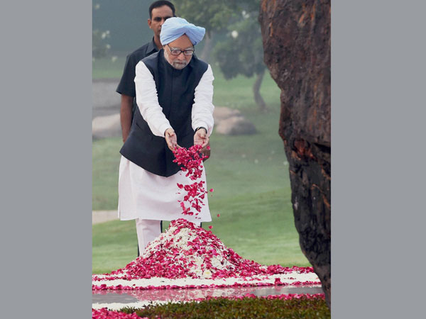 Former PM Manmohan Singh paying homage