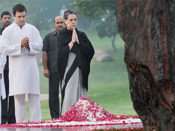 Congress President Sonia Gandhi and Rahul Gandhi paying tribute