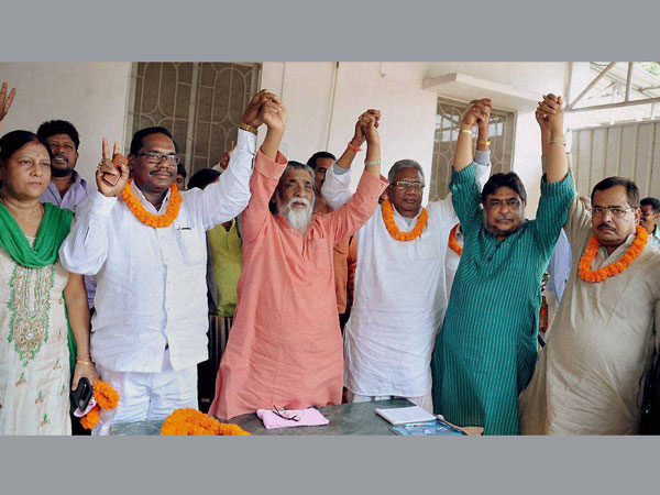 Jharkhand Mukti Morcha Chief Shibhu along with other party workers
