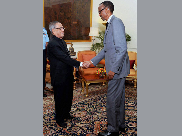 President Pranab Mukherjee shakes hands with Rwanda President