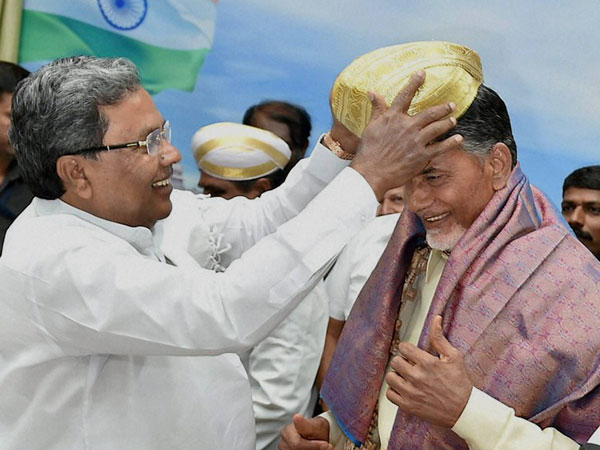 Karnataka Chief Minister Siddaramaiah presents a Mysore peta