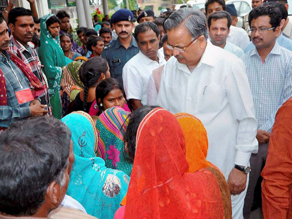 Chhattisgarh Chief Minister Raman Singh meets patients and relatives Chhattisgarh Chief Minister Raman Singh meets patients and relatives