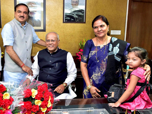 Union Minister for Chemicals and Fertilizers, Ananthkumar greets GM Siddeshwara