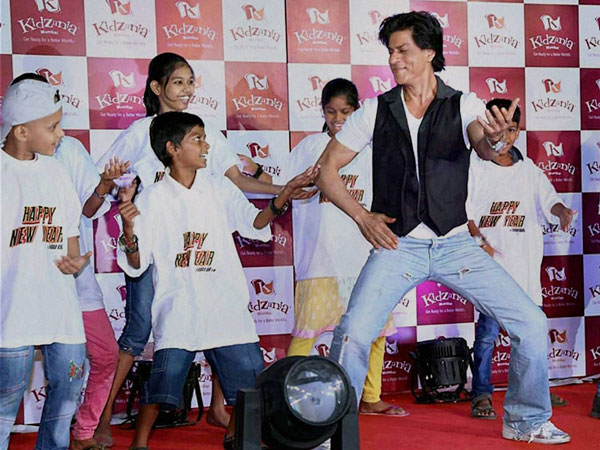 Bollywood actor Shahrukh Khan dances with kids